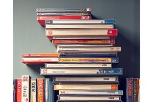 アニメグッズがディスカウント価格で並ぶ様子